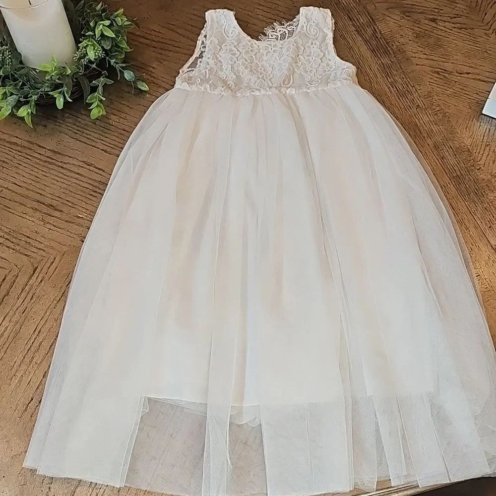 White Lace Flower Girl Dress Size 9/10
